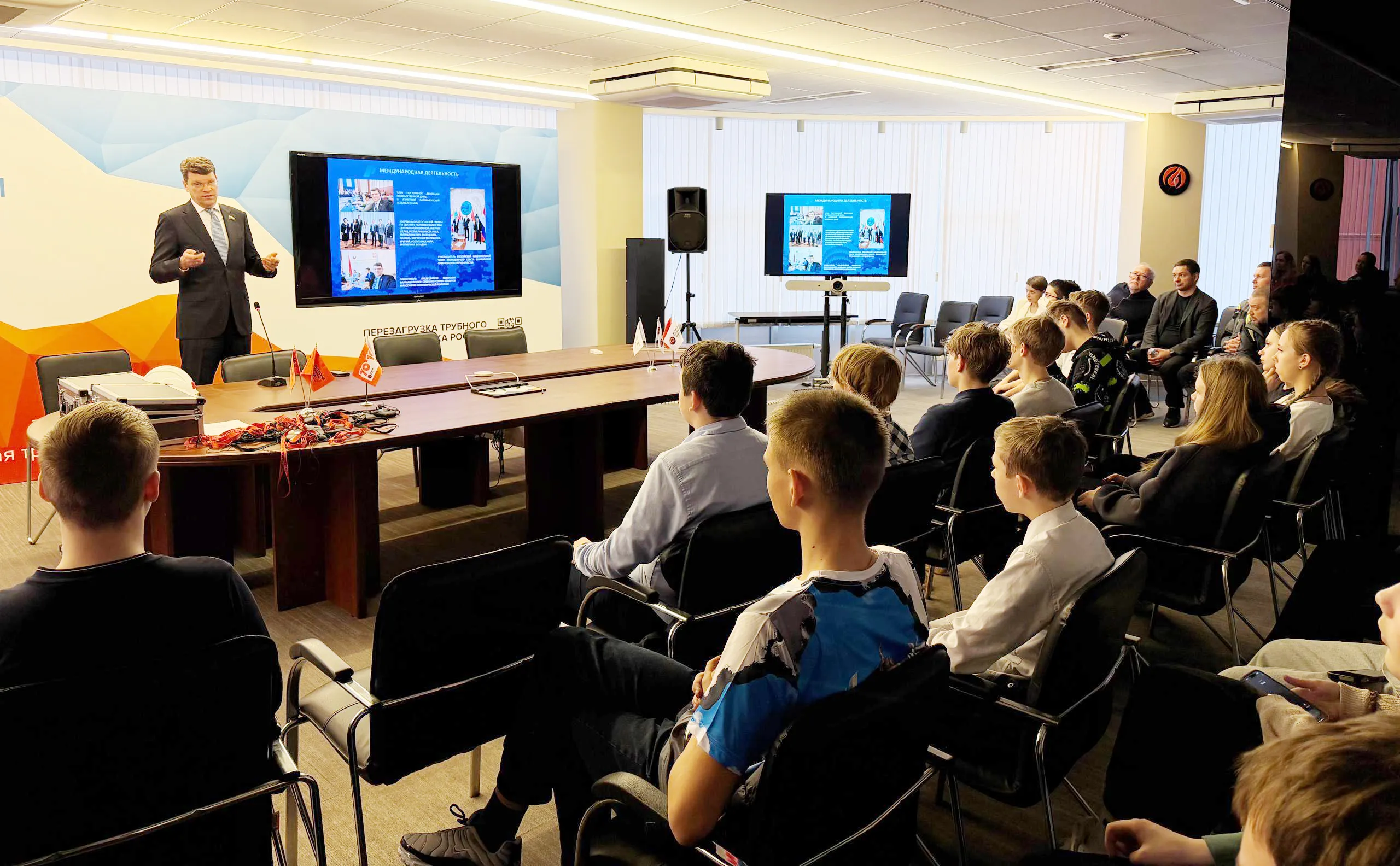 Школьники из Сергиева Посада встретились с депутатом Госдумы на Загорском трубном заводе